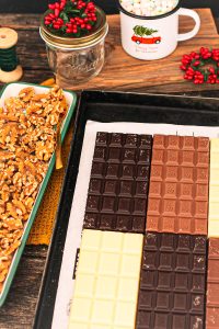 Weihnachtliche Schokolade mit Walnüssen - Schokolade vor dem Schmelzen auf einem Backblech