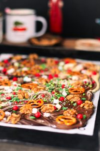 Weihnachtliche Schokolade mit Walnüssen - Nahaufnahme