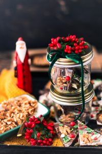 Weihnachtliche Schokolade mit Walnüssen - als Geschenk in einem Weckglas verpackt