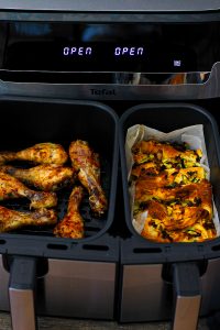 Zitronen-Hähnchen mit italienischem Zupfbrot - fertig gegrillt, noch in den Schubladen