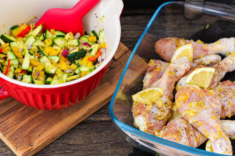 Zitronen-Hähnchen mit italienischem Zupfbrot -Zutaten vor Tefal Fritteuse, kleingeschnittenes Gemüse und mariniertes Huhn