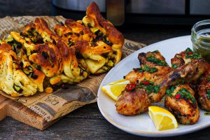 Zitronen-Hähnchen mit italienischem Zupfbrot - auf einer Platte angerichtet