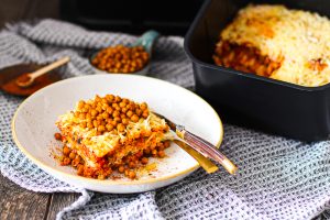 Veganer Nudelauflauf mit knusprigen Kichererbsen