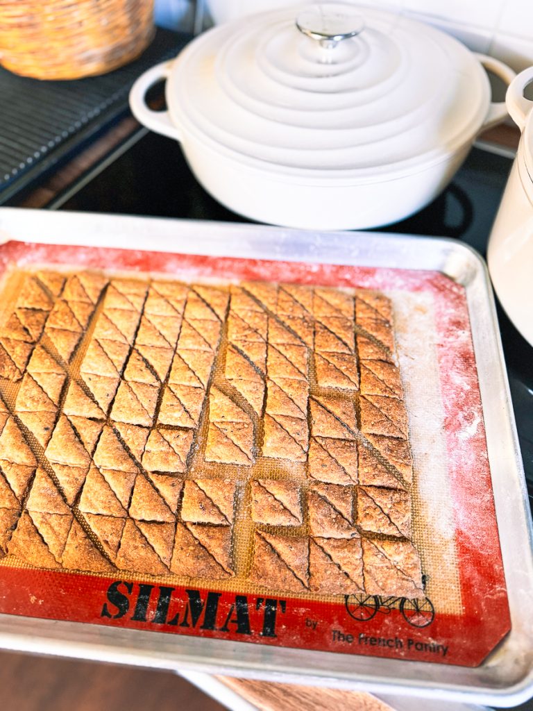 Schnelle Sauerteig Cracker (Käse und Hanf) - Hanfcracker gebacken, in Dreiecke geschnitten