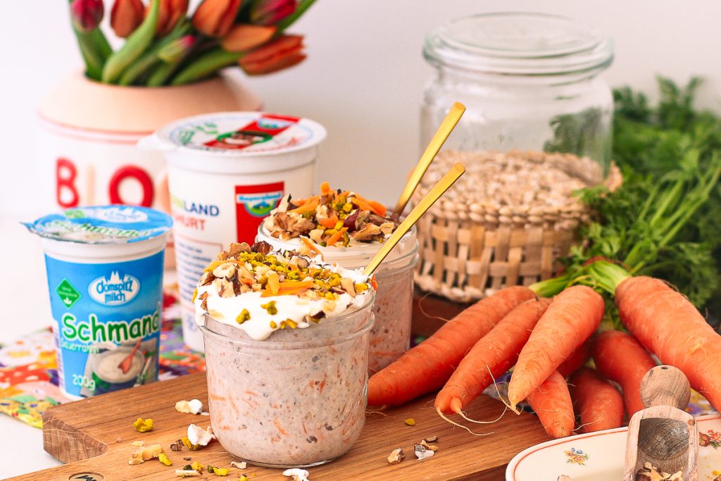 Bayernland Carrot Cake Overnight Oats mit Joghurt und Schmand