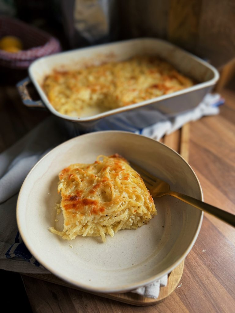 Knuspriger Nudelauflauf mit viel Käse, aufgeschnitten