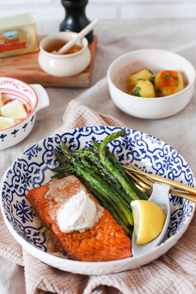 Lachs mit Honig-Pfeffer-Butter und Spargel
