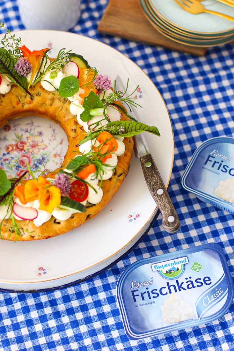 Antipasti Kuchen von oben fotografiert, mit Blumen und Kräutern