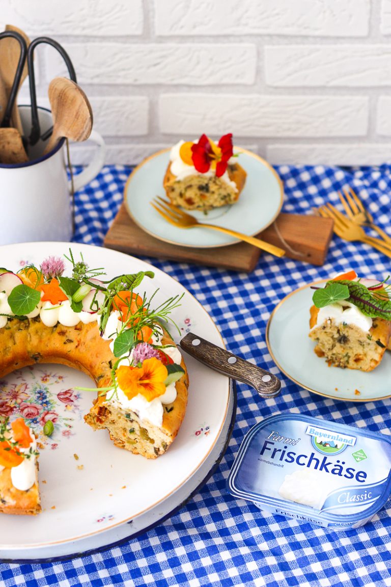 Antipasti Kuchen herzhaft mit Frischkäse und Kräutern