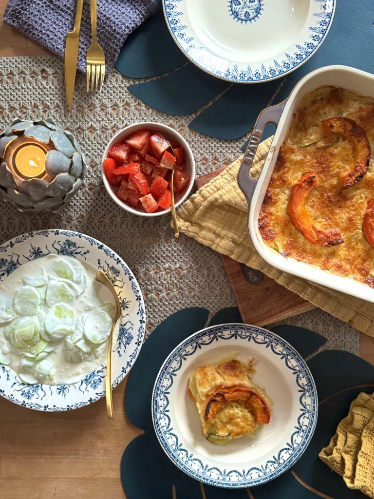 Schneller Gemüseauflauf auf dem gedeckten Tisch