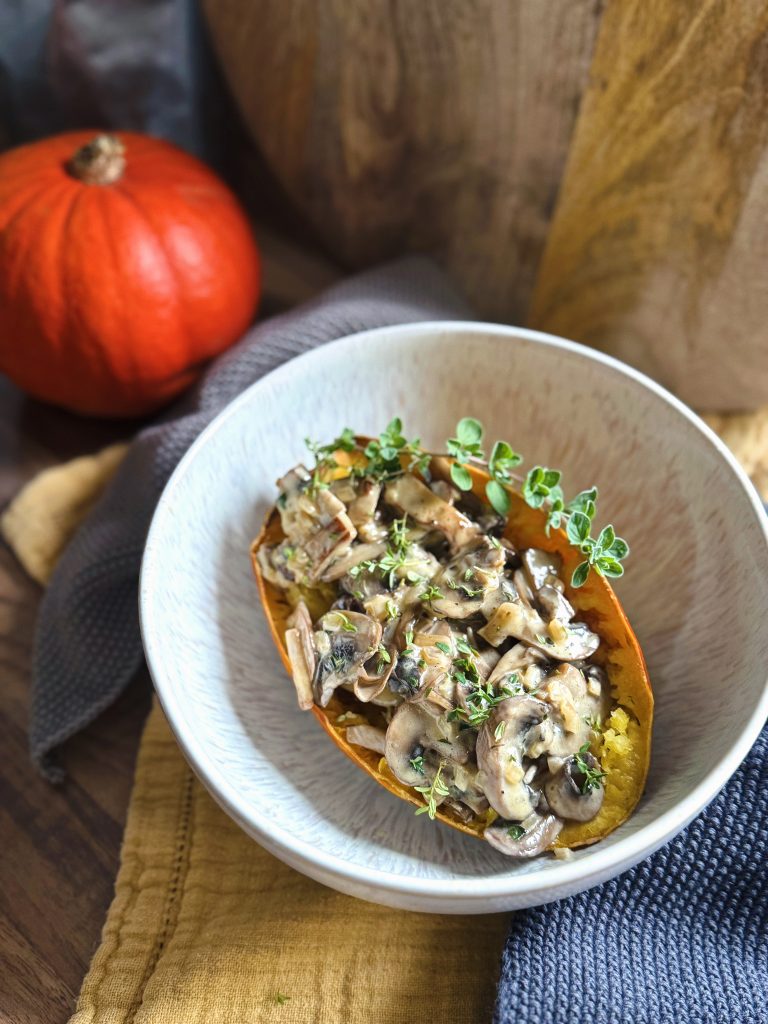 Spaghettikürbis mit Pilzrahmsoße Low Carb