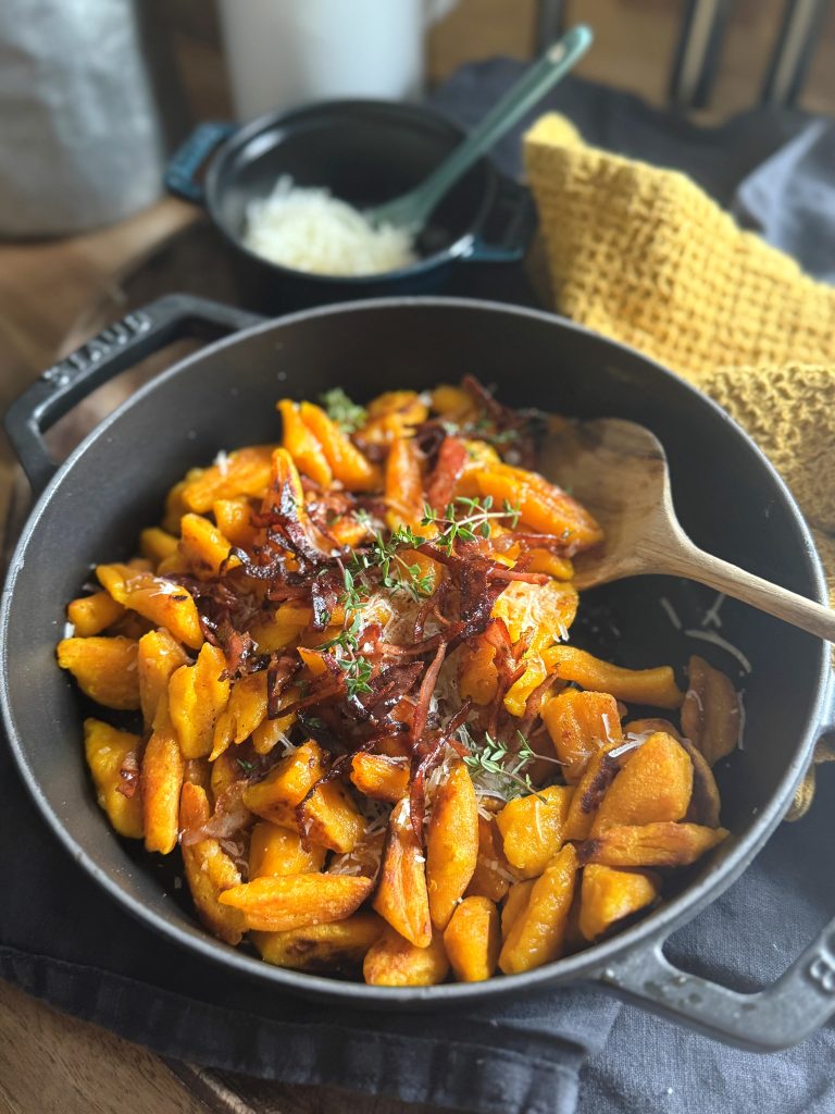 Schnelle Parmesan Kürbis Gnocchi für Faule angerichtet