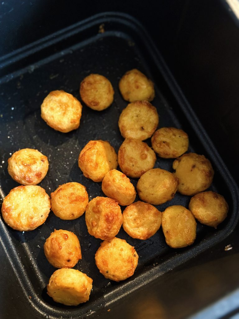 Knusprige Airfryer Kartoffel-Käse-Bällchen frisch aus dem Airfryer