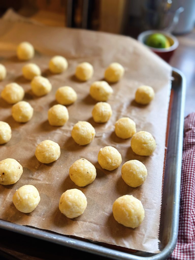 Knusprige Airfryer Kartoffel-Käse-Bällchen vor dem Backen