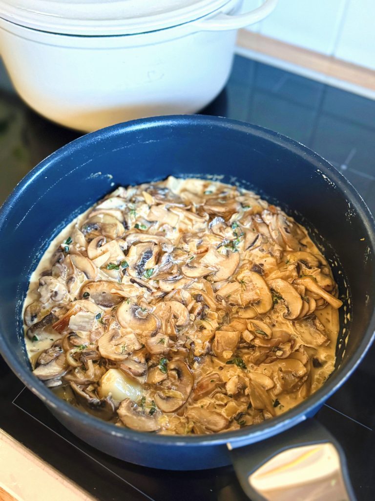 Einfache Pilzrahmsoße fertig in der Pfanne