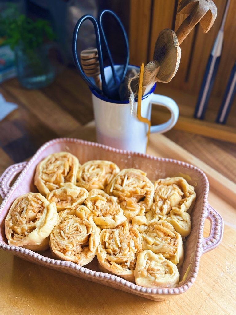 Saftige einfache Apfelschnecken vor dem Backen