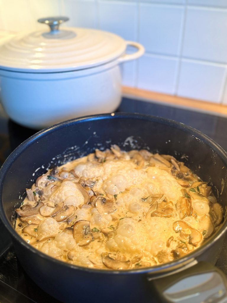 Die einfachste Pilzsoße der Welt: Sahne einkochen