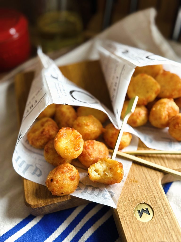 Knusprige Airfryer Kartoffel-Käse-Bällchen Nahaufnahme