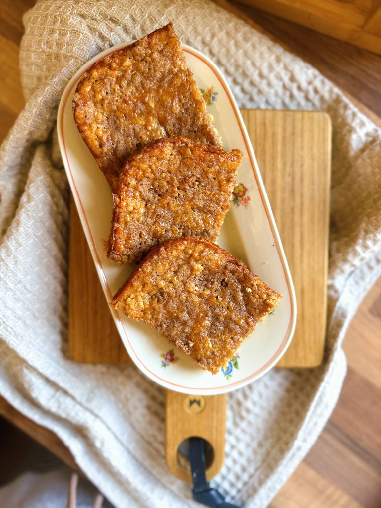 Fettarme proteinreiche Apfel-Zimt-Schnitten ohne Mehl mit wenig Zucker