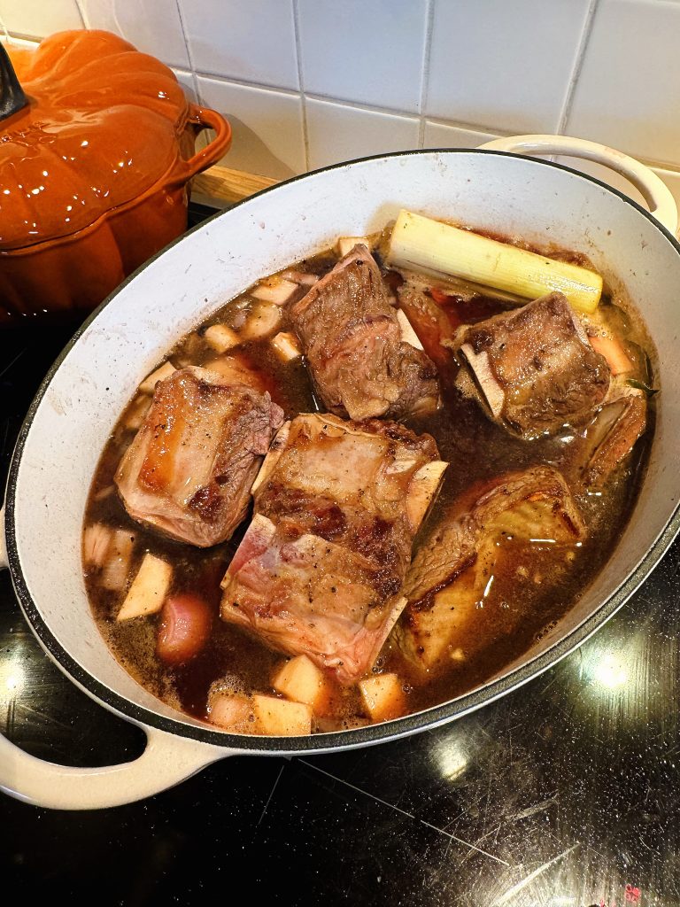 In Glühwein geschmorte Rinderrippe mit Rahmsoße - vor dem Schmoren im Topf