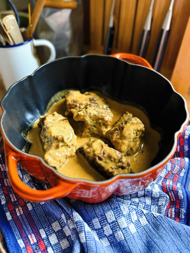 In Glühwein geschmorte Rinderrippe mit Rahmsoße