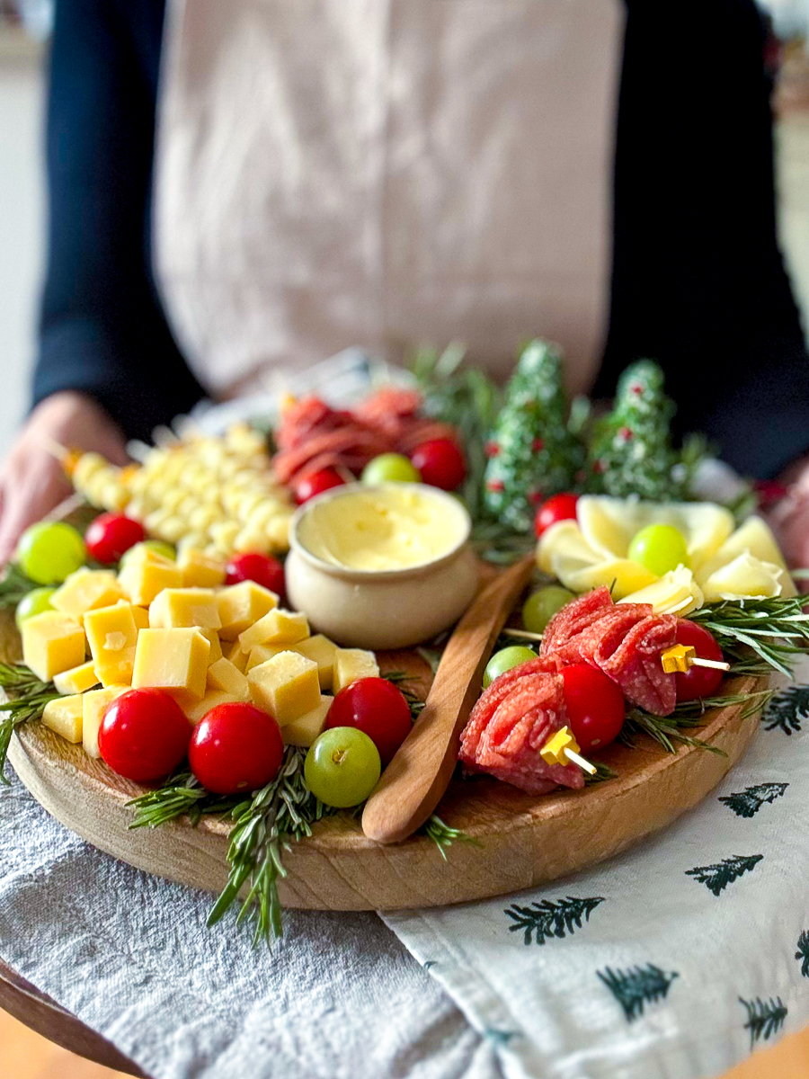 Weihnachtliche Käseplatte mit Frischkäsebäumchen