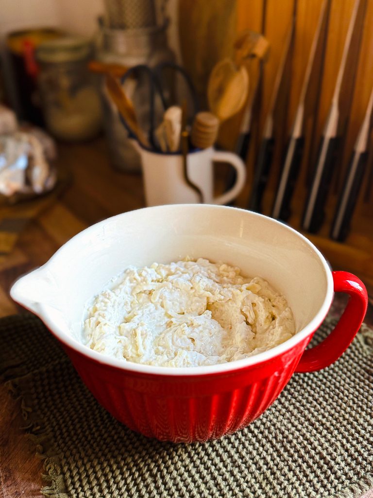 Bircher Müsli Zutaten verrührt in einer Schüssel