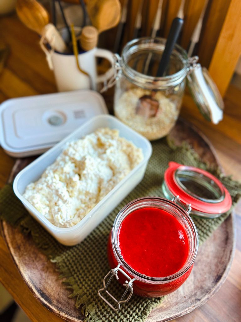 Cremiges Bircher Müsli mit Erdbeerpüree