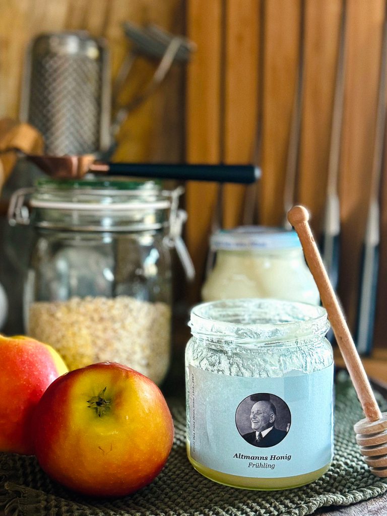 Bircher Müsli, alle Zutaten auf einem Holzbrett