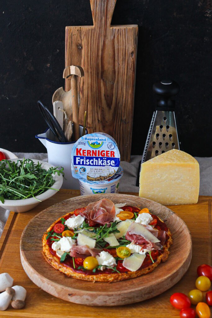 Protein Pizza mit körnigem Frischkäse