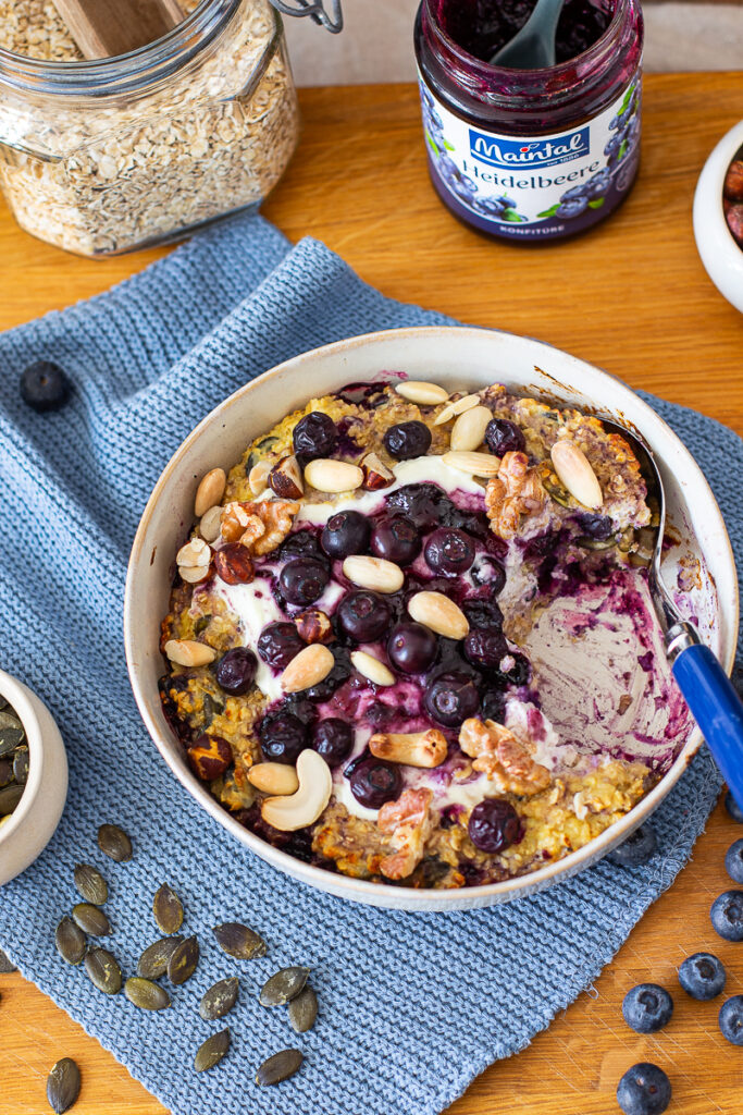 Auflauf mit Skyr, Haferflocken und Heidelbeeren