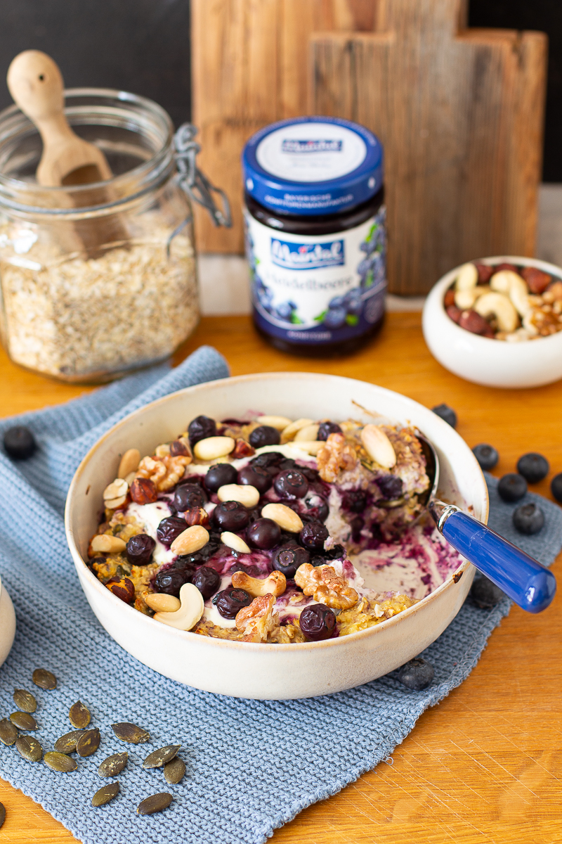 Proteinreicher Skyr-Auflauf mit Heidelbeeren, Kürbiskernen, Haferflocken und Nüssen