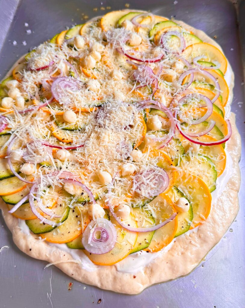 Knuspriger Zucchini Fladen vor dem Backen