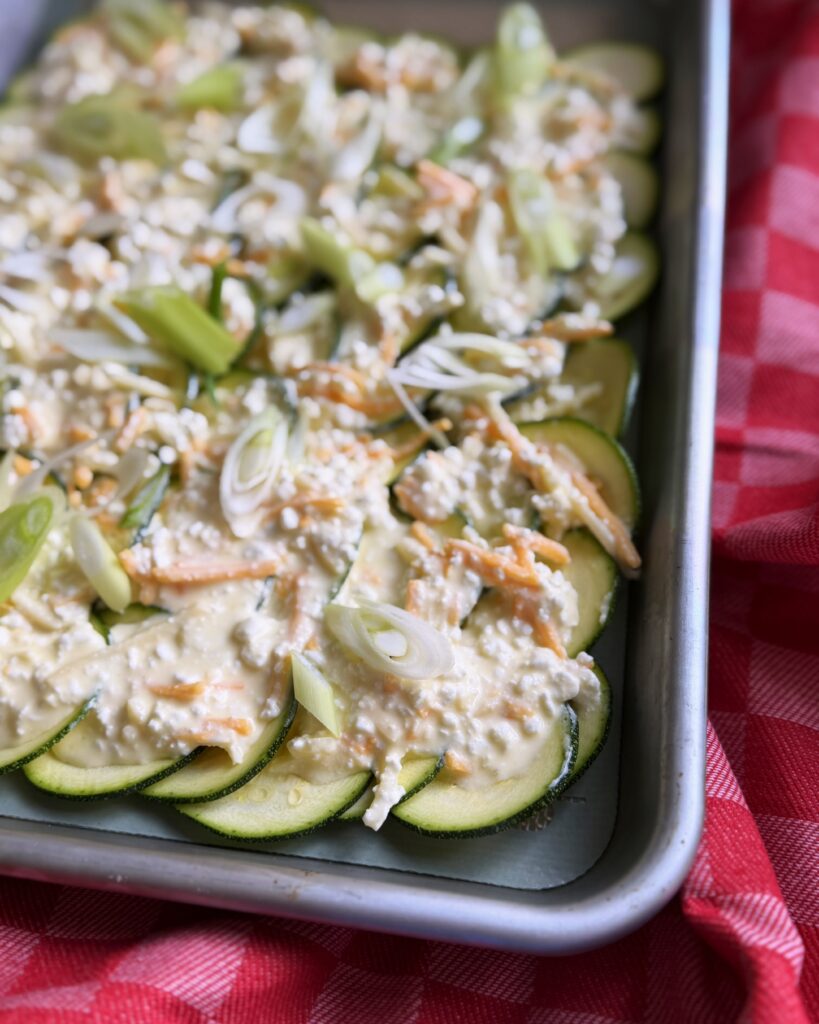 Zucchini Eiweißbombe vom Blech - vor dem Backen