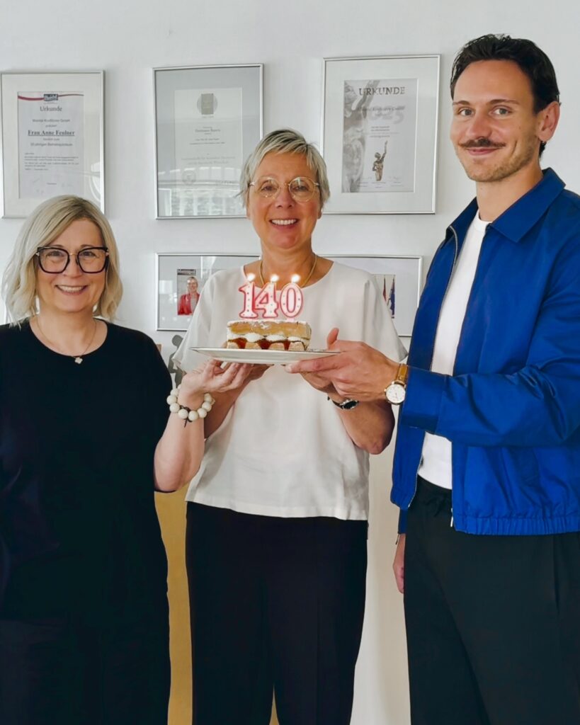 140 Jahre Maintal, Petra Hola-Schneider, Anne Feulner und Valentin Feulner mit Victoria Sponge Cake